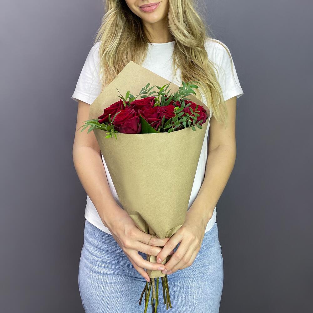 Букет из 9 красных роз с фисташкой – гармония страсти и свежести Чаплыгин Липецкая область