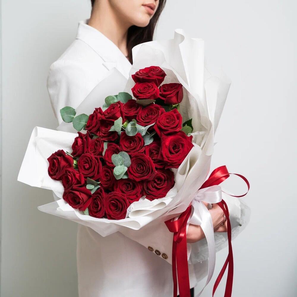 Роскошный букет из 25 красных роз с эвкалиптом – королевский подарок  Чаплыгин Липецкая область