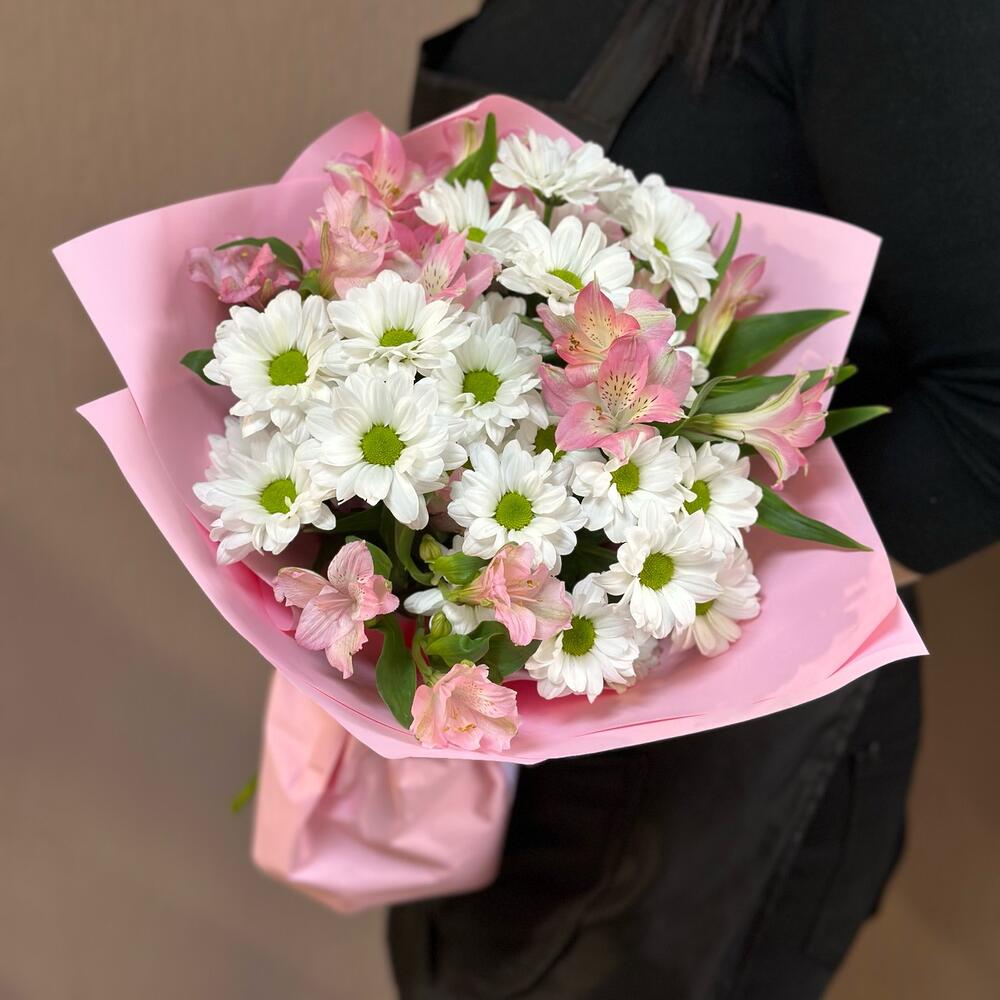 Букет «Поцелуй бабочки» нежность белых хризантем и розовых альстромерий Чаплыгин Липецкая область