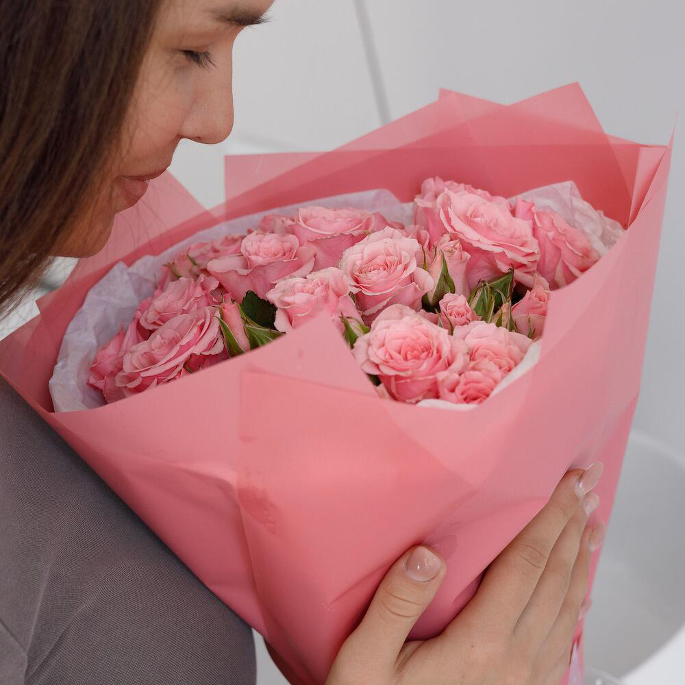 Букет из 9 розовых кустовых роз – нежность в каждом лепестке Чаплыгин Липецкая область