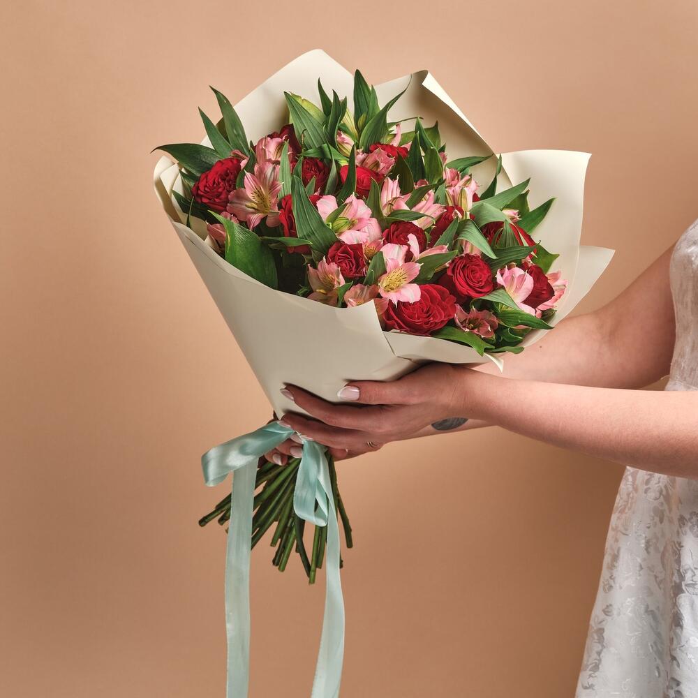 Букет «Нежность слов» — гармония красных роз и нежных альстромерий Чаплыгин Липецкая область
