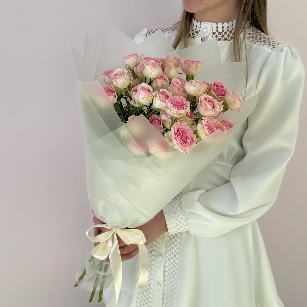 Букет «Нежный аромат» – пышные розовые кустовые розы в элегантной упаковке Чаплыгин Липецкая область
