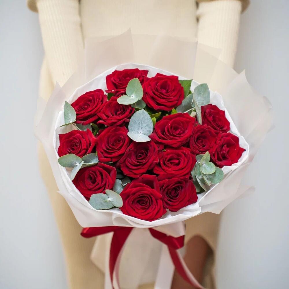 Элегантный букет из 15 красных роз с эвкалиптом – символ страсти и нежности Чаплыгин Липецкая область