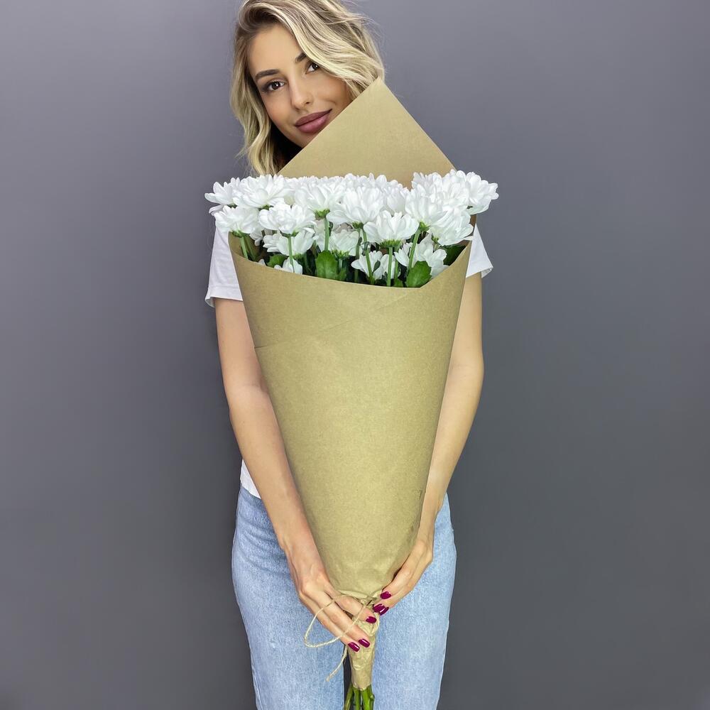 Букет из 5 белых хризантем в крафте – лаконичная элегантность Чаплыгин Липецкая область