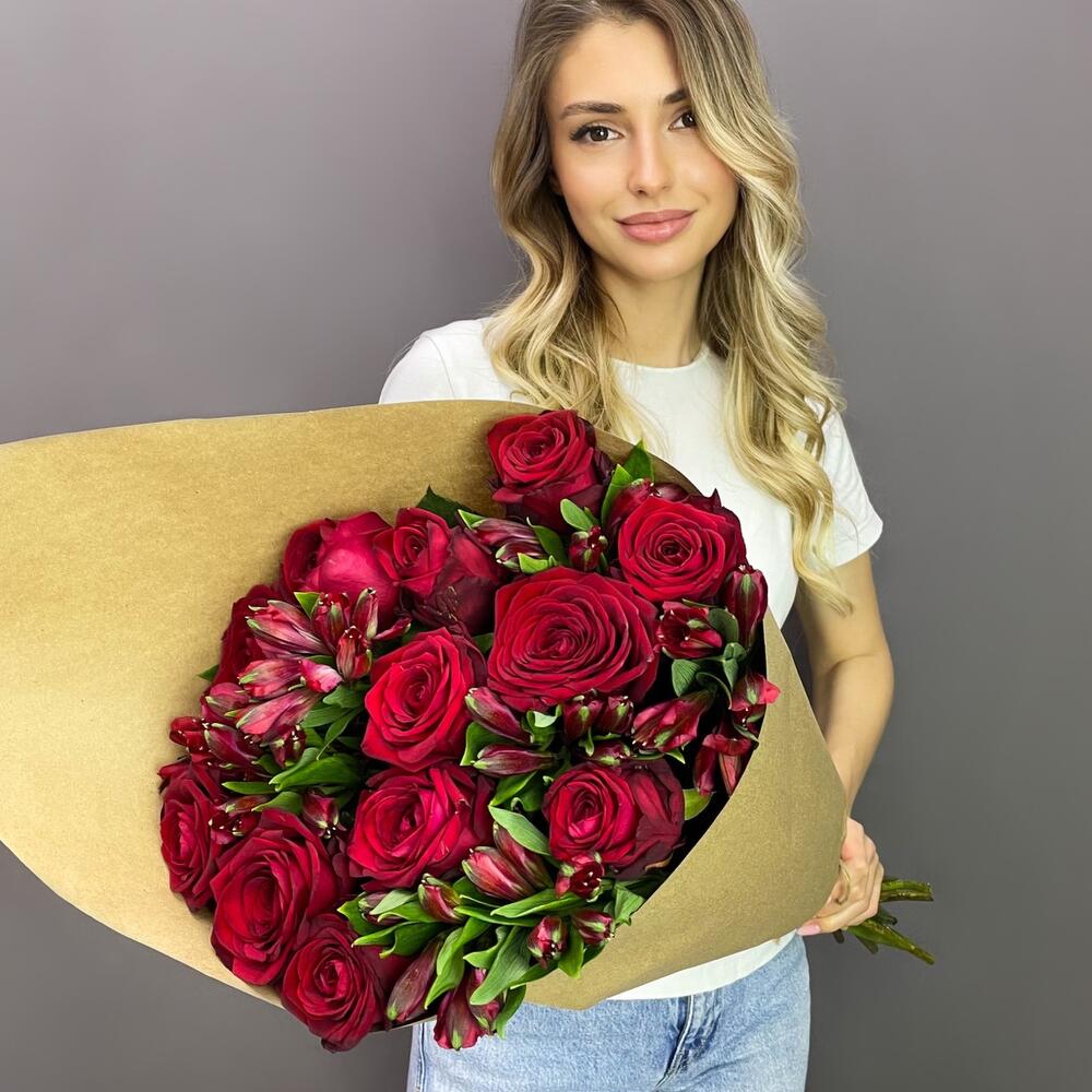 Букет «Стрелиция» – гармония из красных роз и белых альстромерий  Чаплыгин Липецкая область