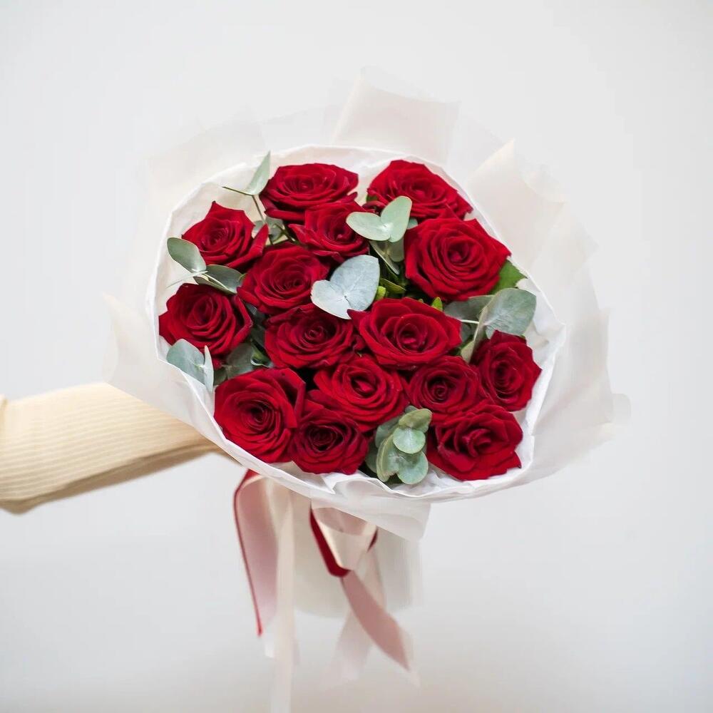 Элегантный букет из 15 красных роз с эвкалиптом – символ страсти и нежности Чаплыгин Липецкая область