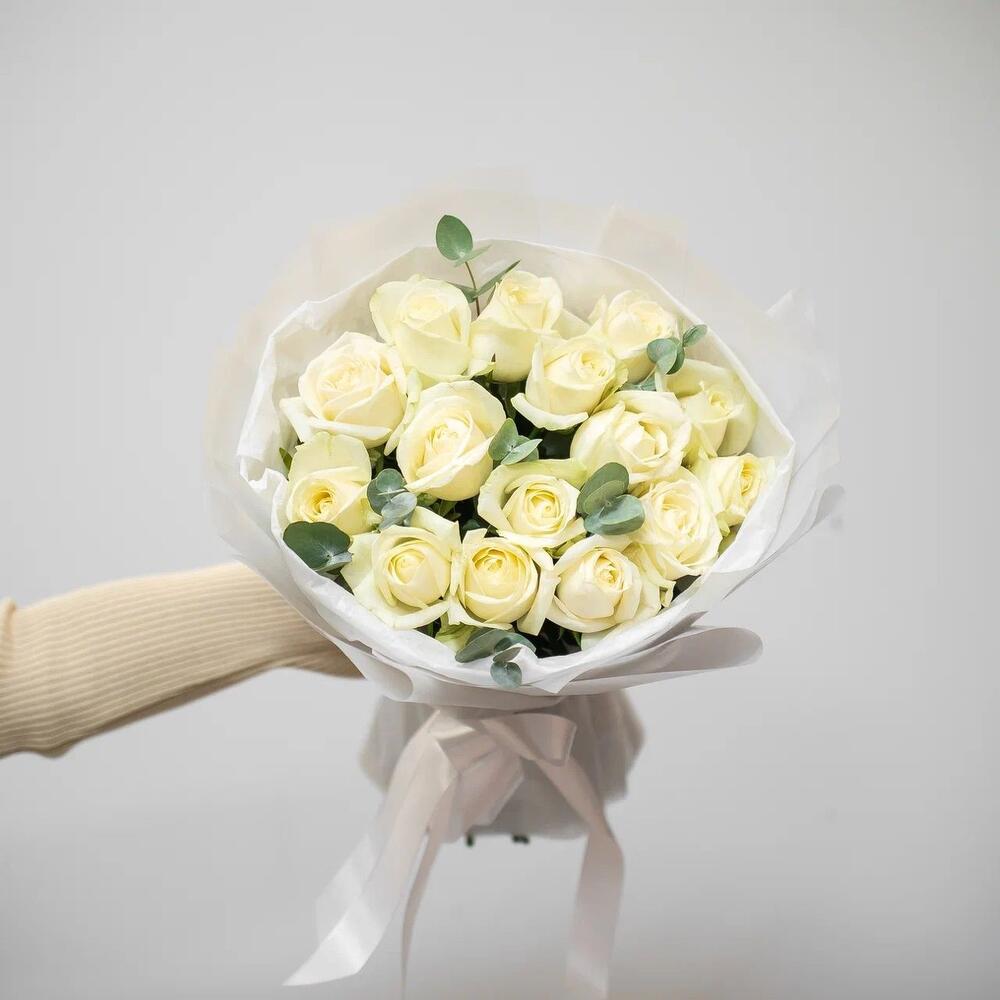 Букет из 15 белых роз с эвкалиптом – чистота и изысканность Чаплыгин Липецкая область