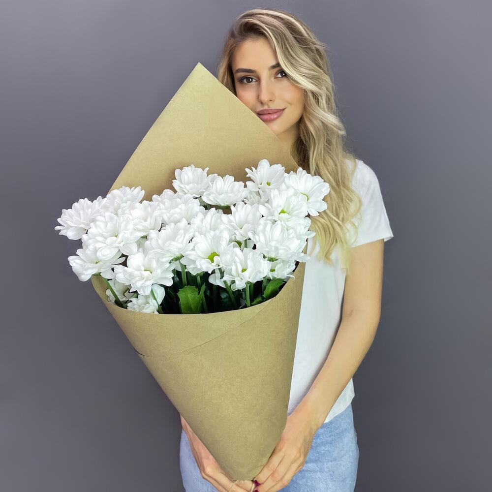 Букет из 5 белых хризантем в крафте – лаконичная элегантность Чаплыгин Липецкая область