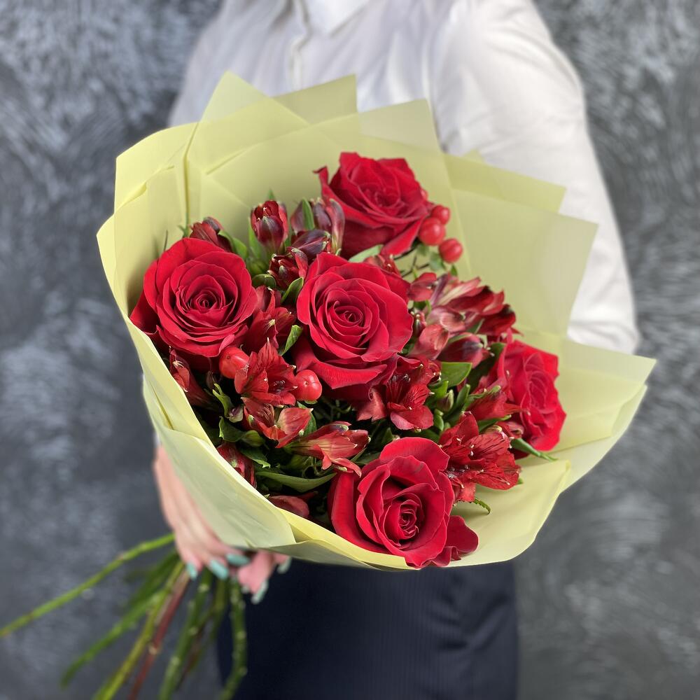 Букет «Бордо» – сочетание красных эквадорских роз и благородных альстромерий Чаплыгин Липецкая область