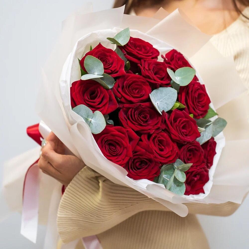 Элегантный букет из 15 красных роз с эвкалиптом – символ страсти и нежности Чаплыгин Липецкая область