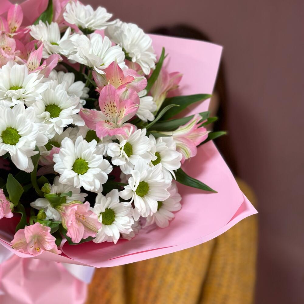 Букет «Поцелуй бабочки» нежность белых хризантем и розовых альстромерий Чаплыгин Липецкая область