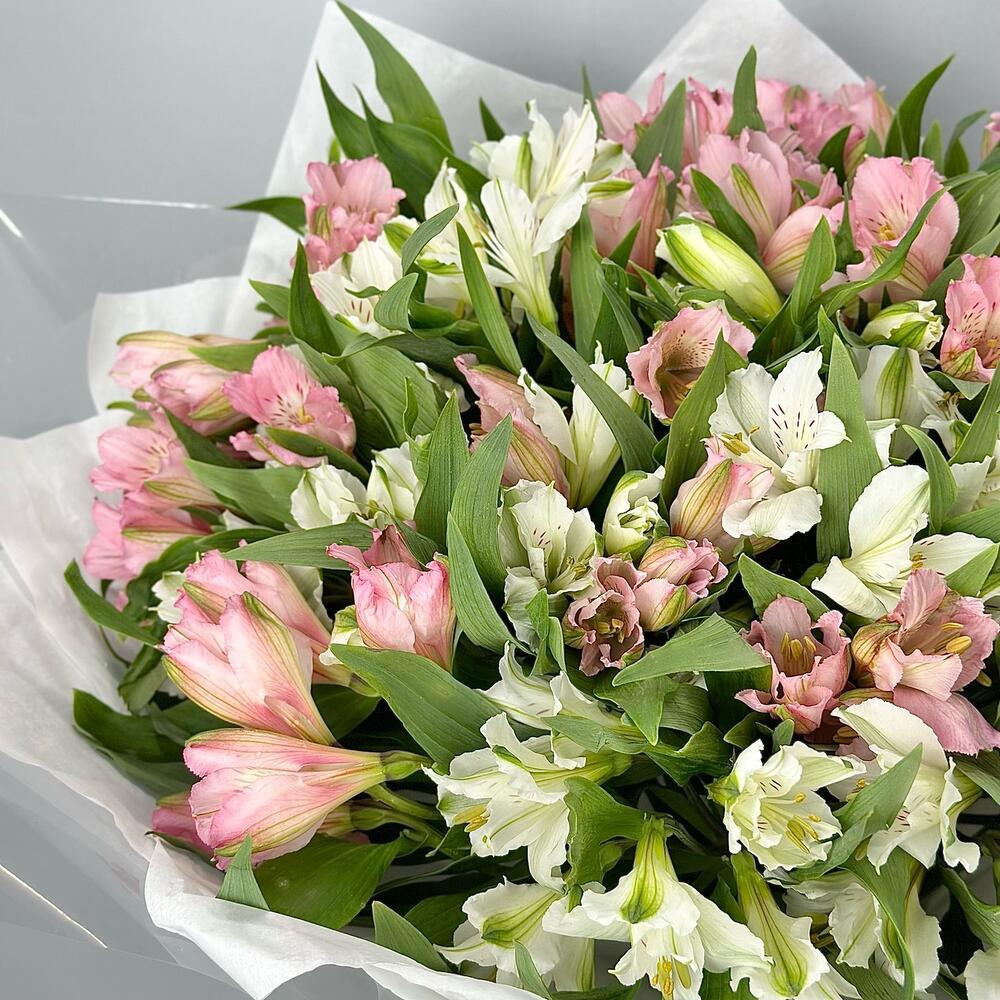 Букет «Гармония» – нежное сочетание белых и розовых альстромерий Чаплыгин Липецкая область