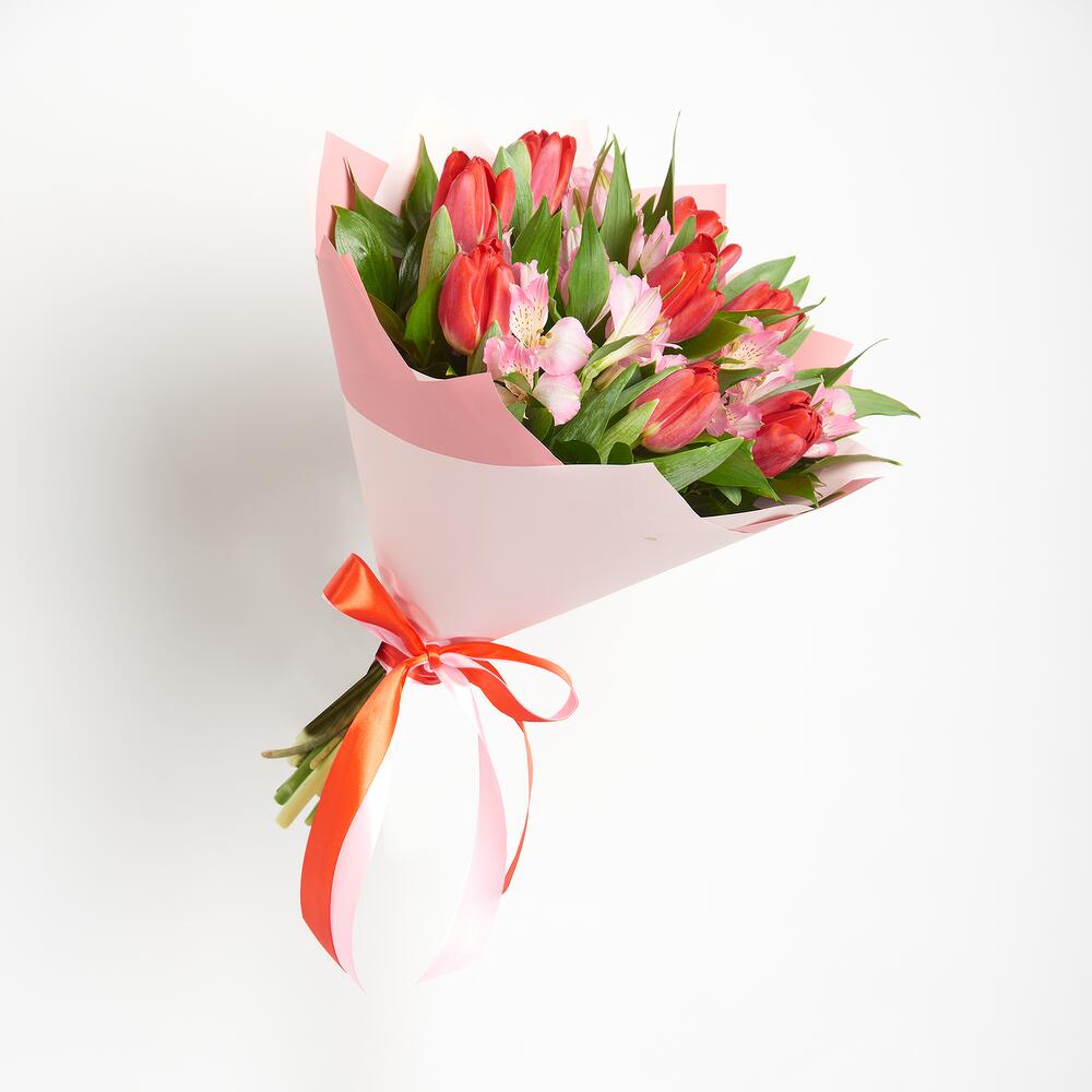 Букет «Первый поцелуй» красных тюльпанов и розовых альстромерий Чаплыгин Липецкая область