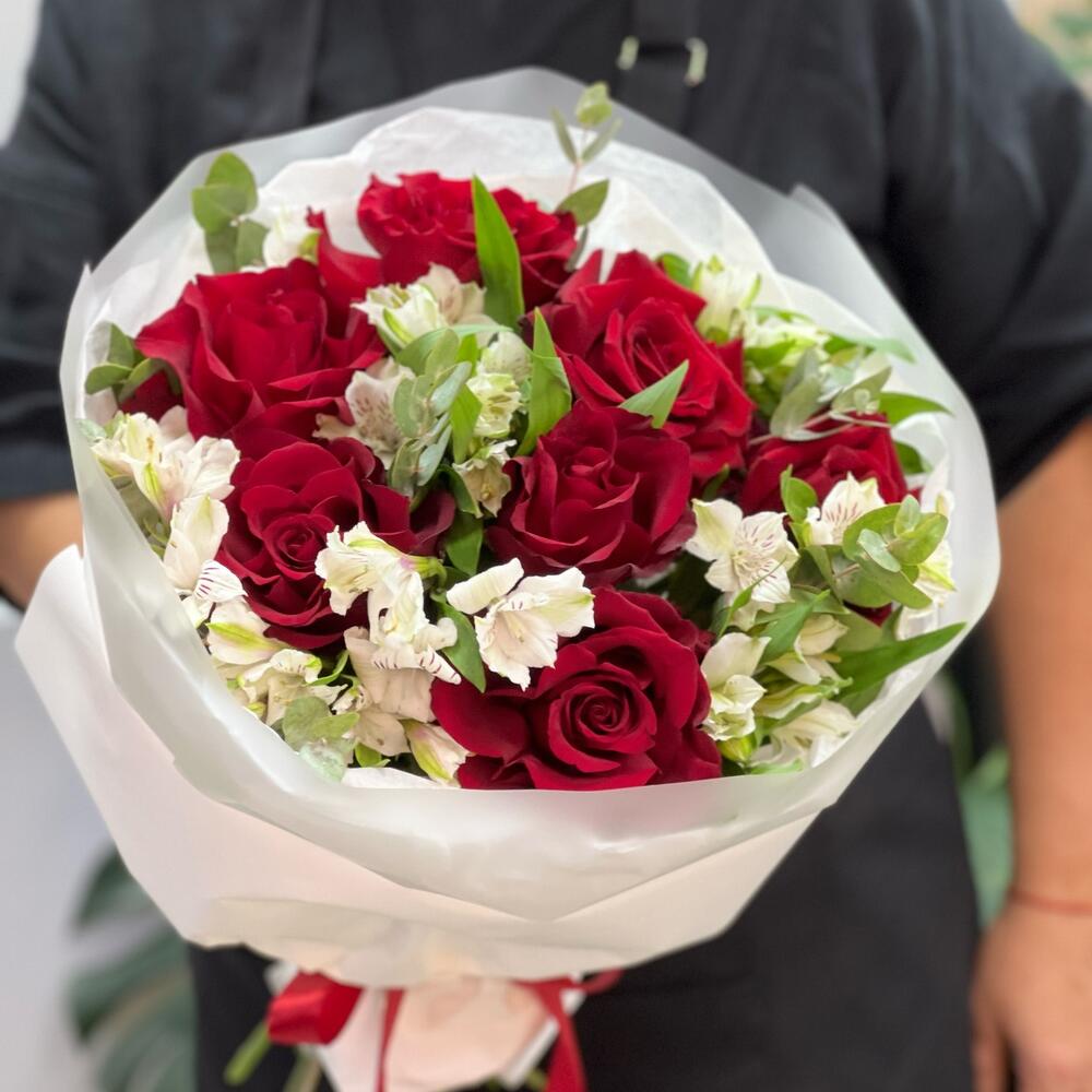 Букет «Любимой» – 7 эквадорских роз и белых альстромерий Чаплыгин Липецкая область