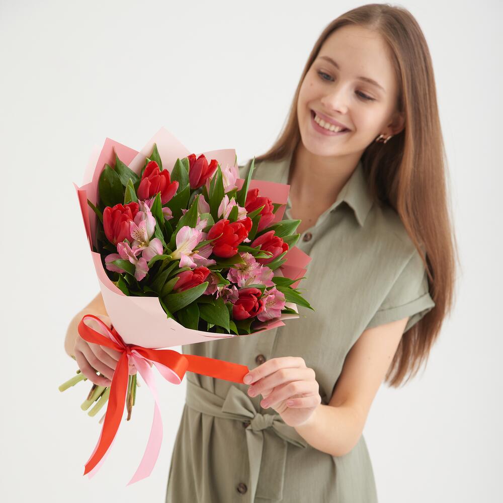 Букет «Первый поцелуй» красных тюльпанов и розовых альстромерий Чаплыгин Липецкая область