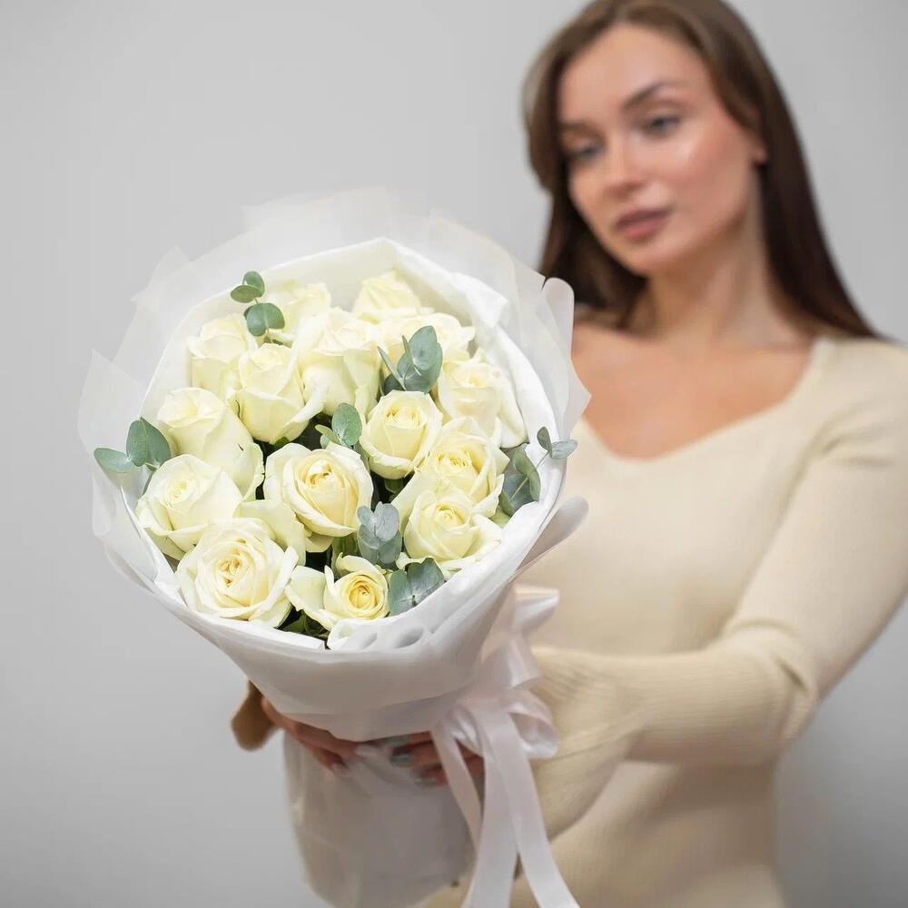 Букет из 15 белых роз с эвкалиптом – чистота и изысканность Чаплыгин Липецкая область