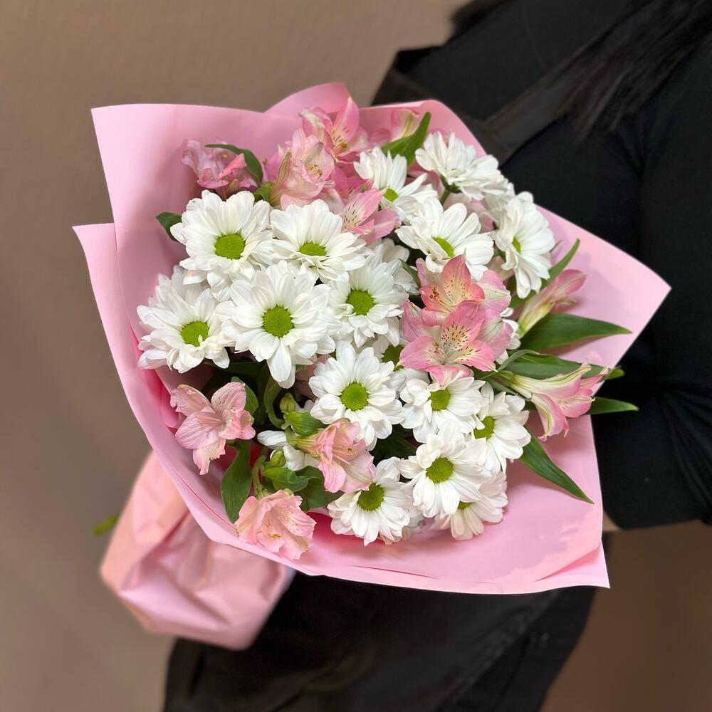 Букет «Поцелуй бабочки» нежность белых хризантем и розовых альстромерий Чаплыгин Липецкая область