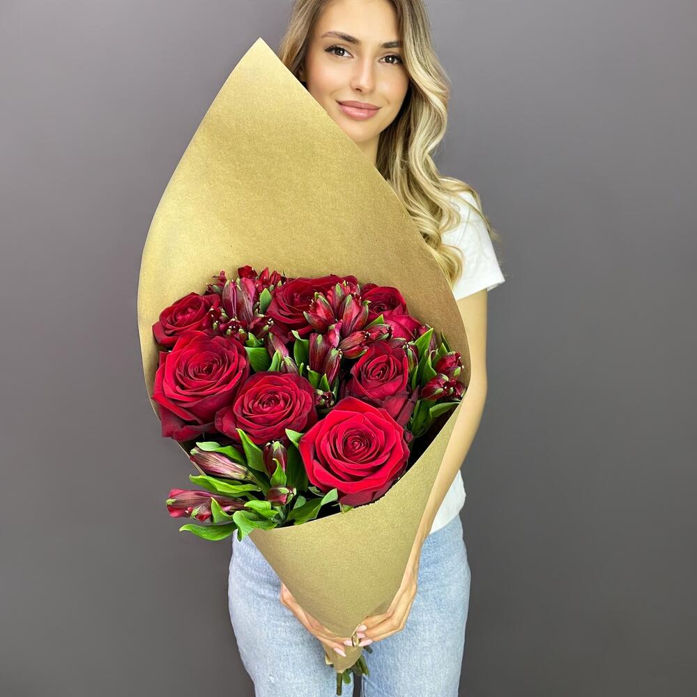 Букет «Страсть» – гармония красных роз и нежных альстромерий Чаплыгин Липецкая область