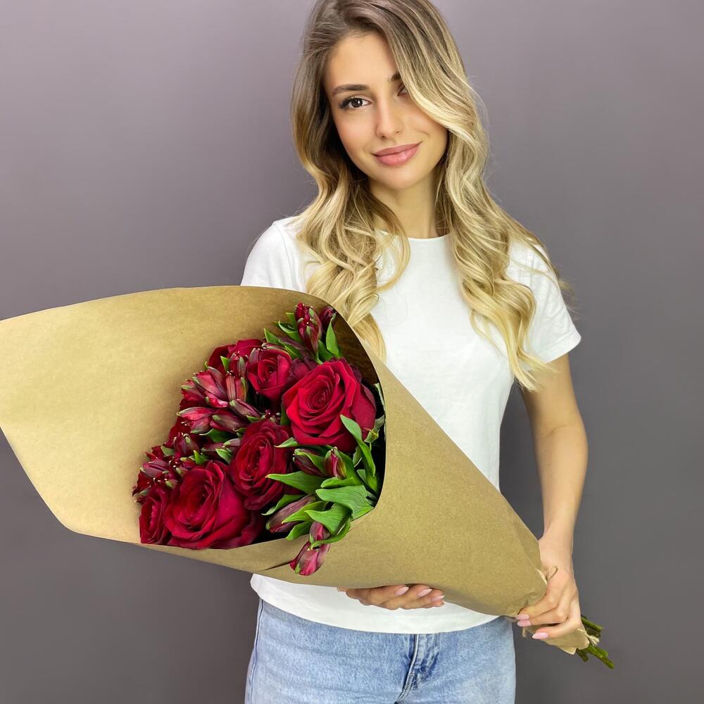 Букет «Страсть» – гармония красных роз и нежных альстромерий Чаплыгин Липецкая область