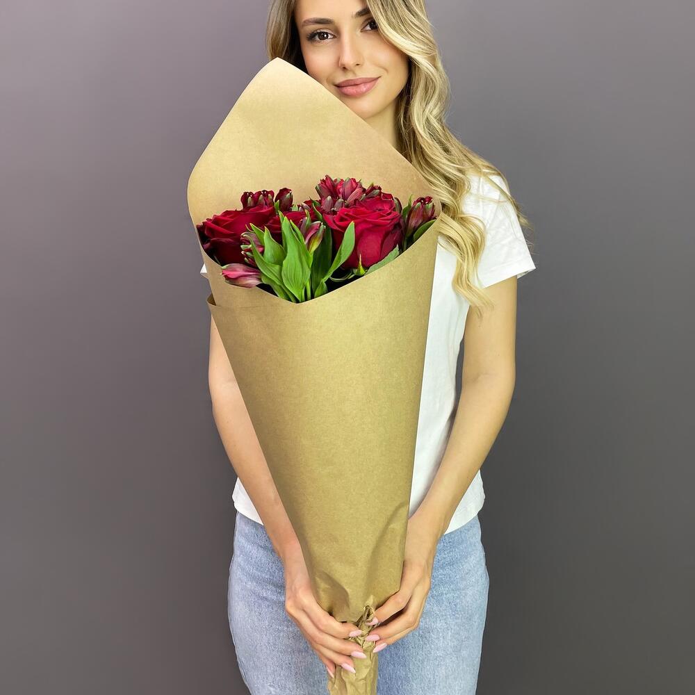 Букет «Страсть» – гармония красных роз и нежных альстромерий Чаплыгин Липецкая область