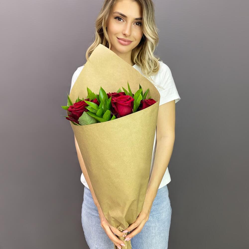 Букет из красных роз с рускусом в крафтовой упаковке – классика с изюминкой Чаплыгин Липецкая область