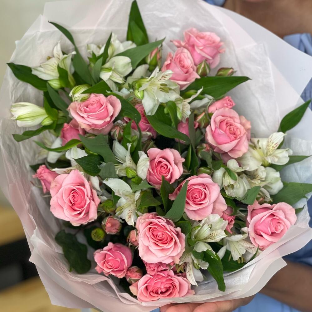 Букет «Розовый фламинго» – нежность розовых кустовых роз и белых альстромерий Чаплыгин Липецкая область