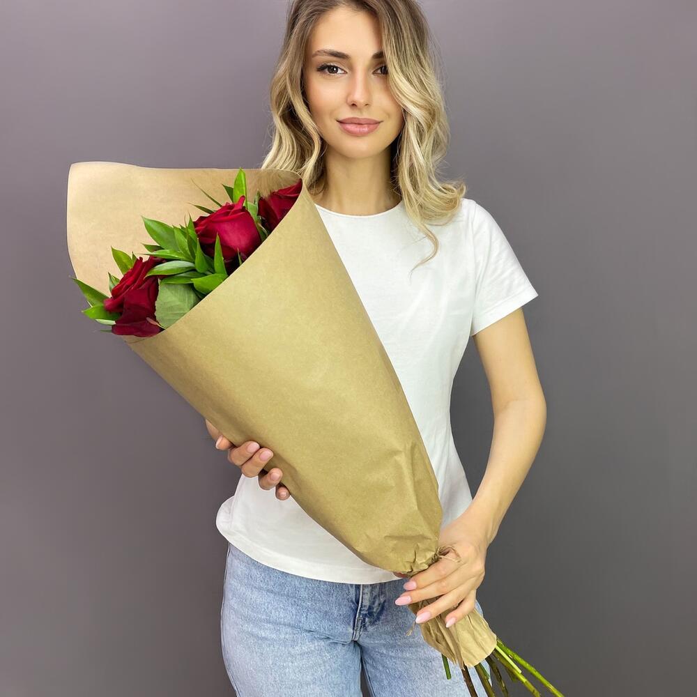 Букет из красных роз с рускусом в крафтовой упаковке – классика с изюминкой Чаплыгин Липецкая область