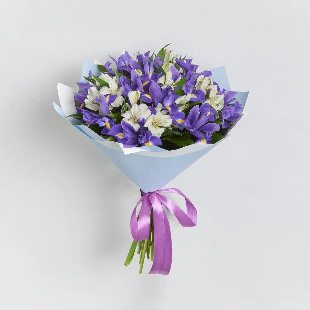 Букет «Вечернее дыхание»  – загадочная гармония синих ирисов и белых альстромерий Чаплыгин Липецкая область