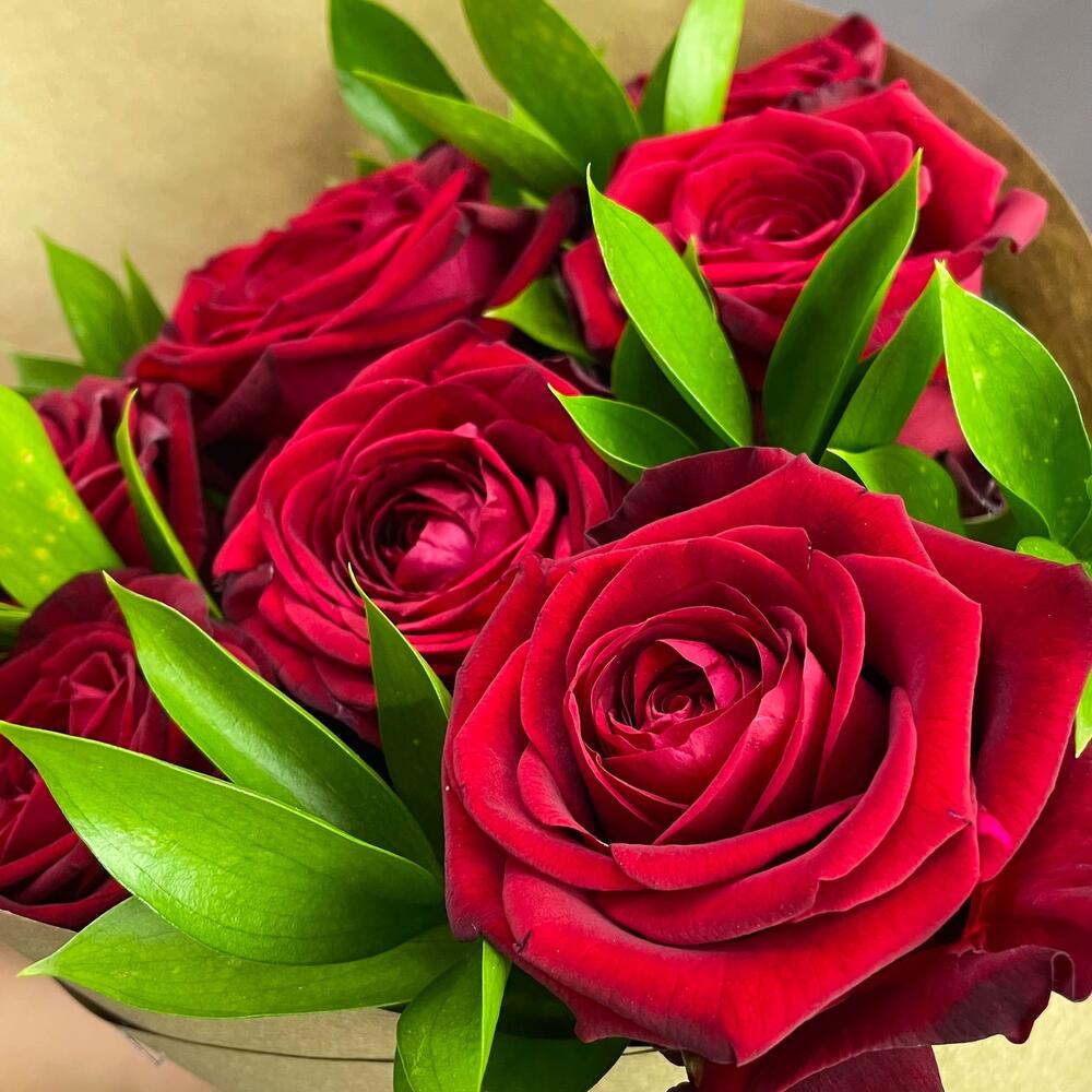 Букет из красных роз с рускусом в крафтовой упаковке – классика с изюминкой Чаплыгин Липецкая область