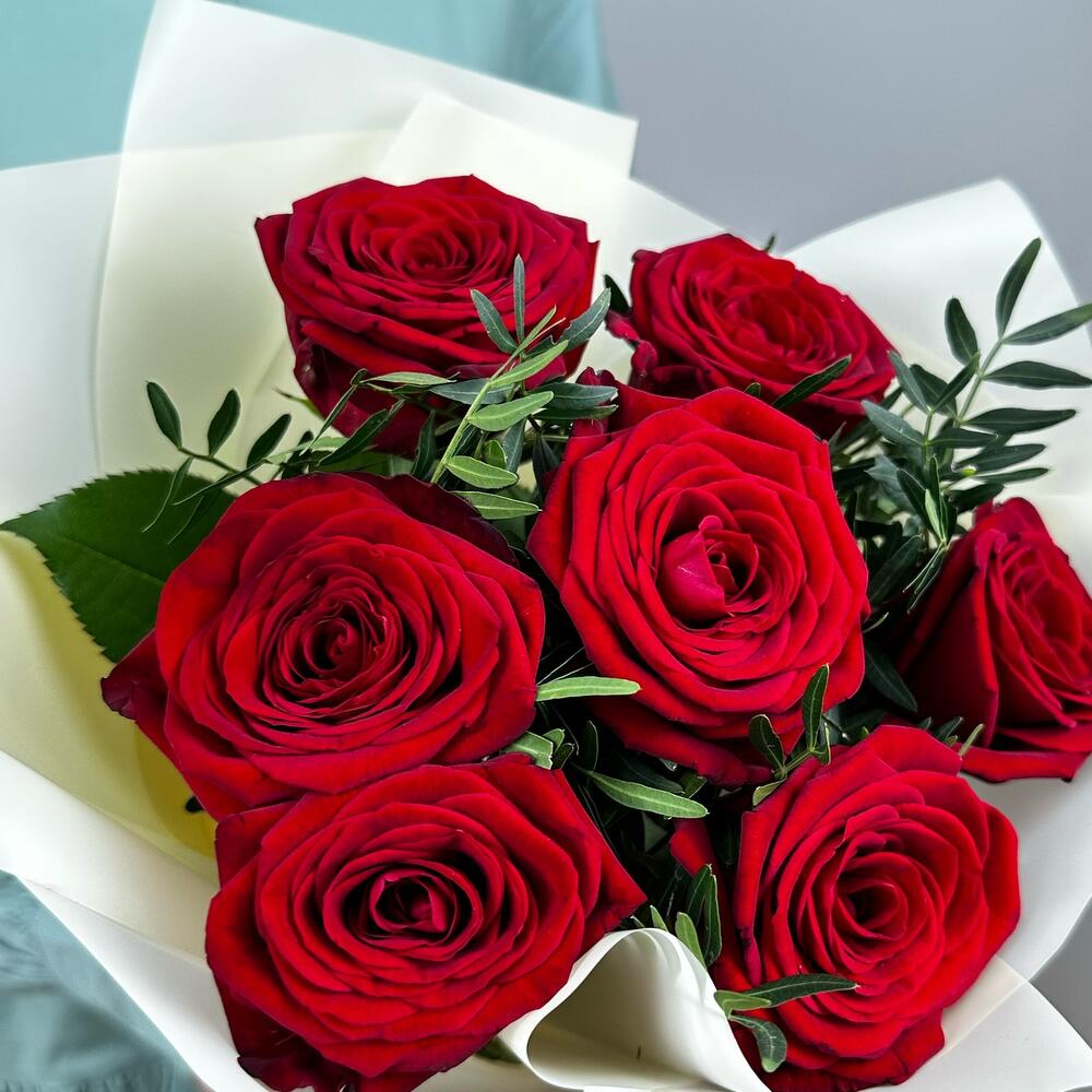 Букет «Гранатовый» из красных роз в роскошной упаковке Чаплыгин Липецкая область