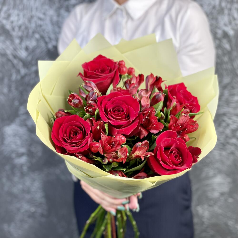 Букет «Бордо» – сочетание красных эквадорских роз и благородных альстромерий Чаплыгин Липецкая область