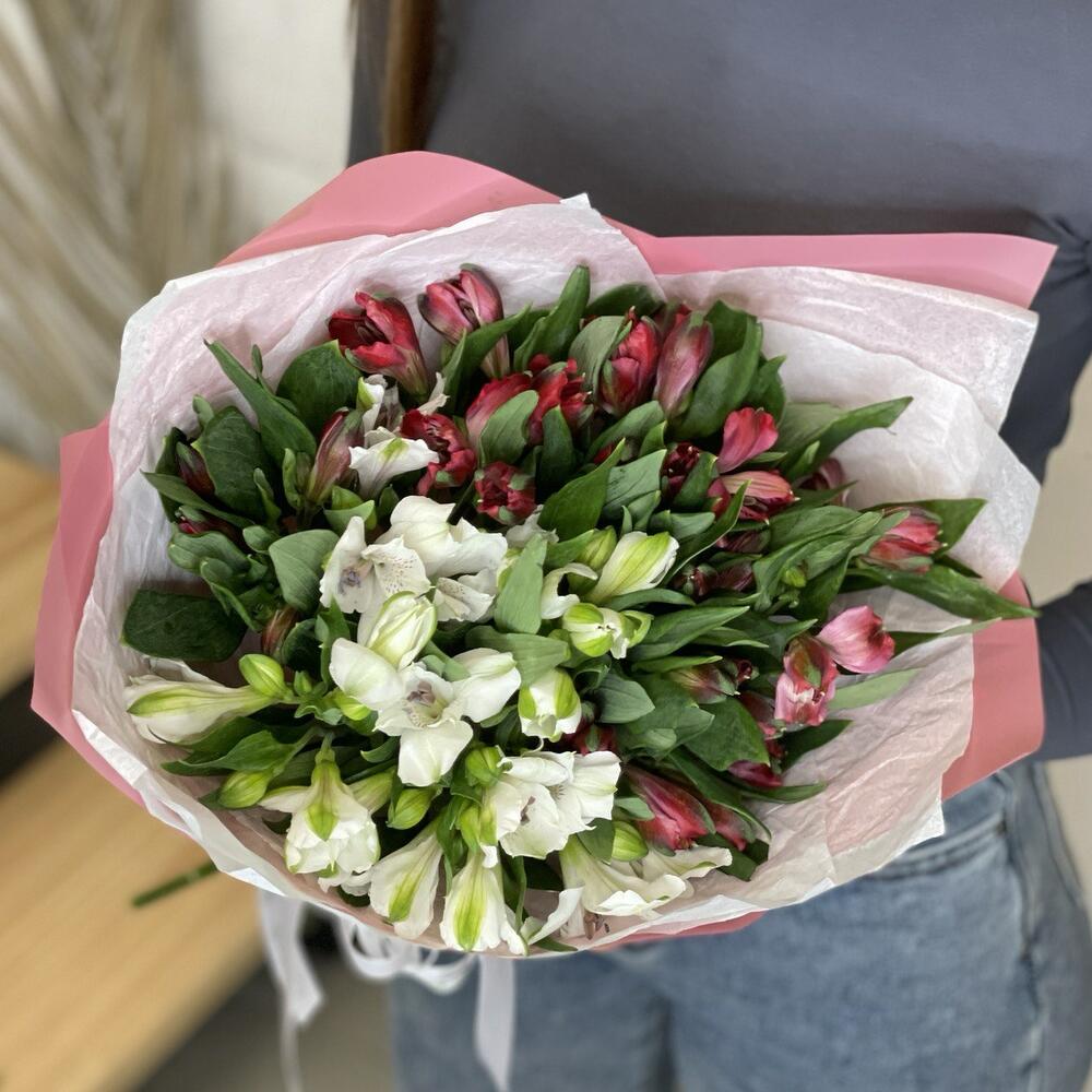 Букет «Люблю»– страсть и чистота в красно-белых альстромериях Чаплыгин Липецкая область