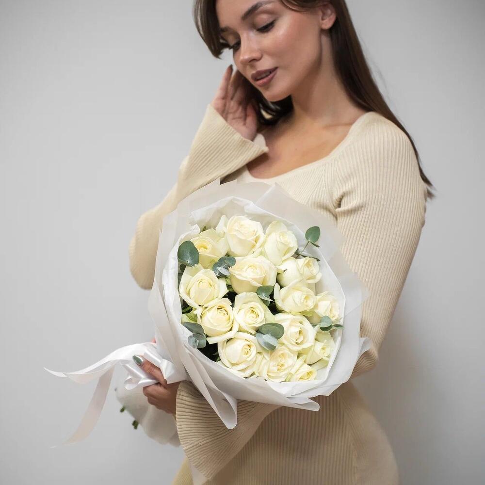Букет из 15 белых роз с эвкалиптом – чистота и изысканность Чаплыгин Липецкая область