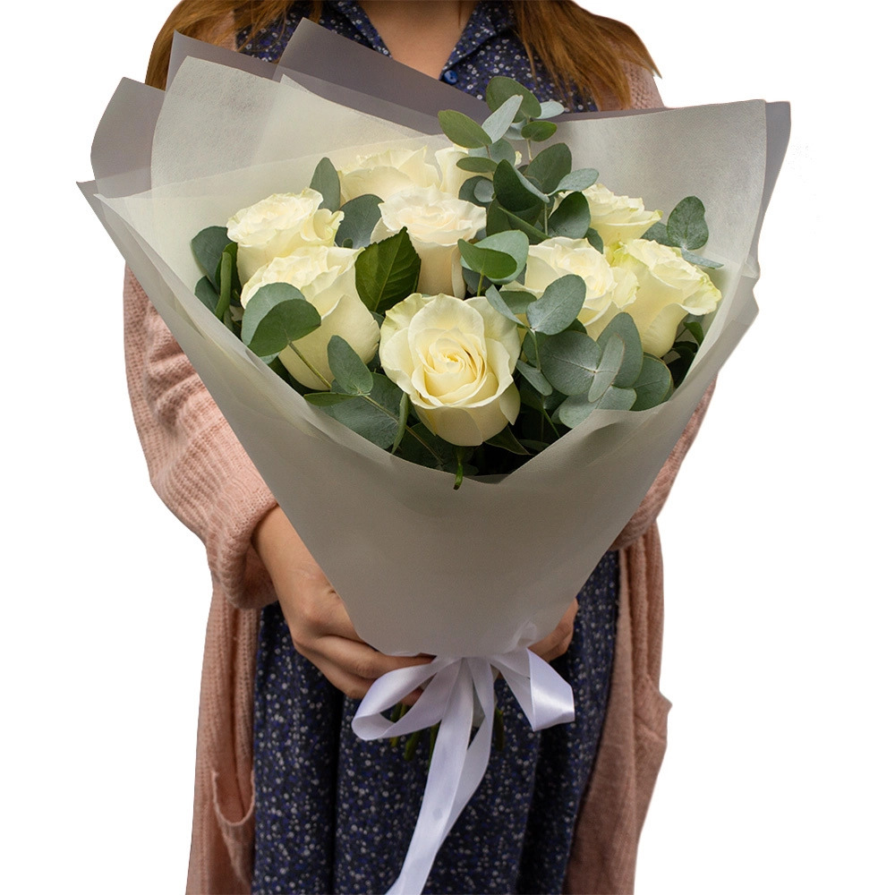 Элегантный букет из 9 белых роз с эвкалиптом – воплощение совершенства Чаплыгин Липецкая область