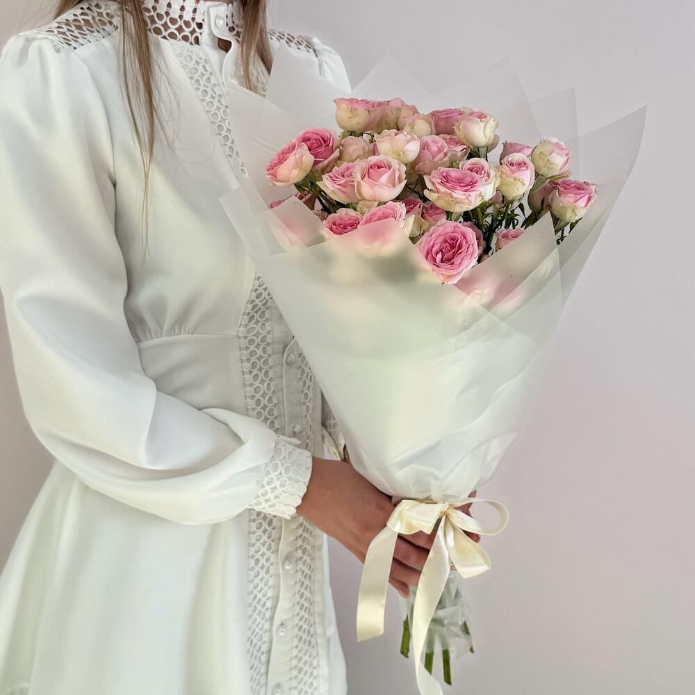 Букет «Нежный аромат» – пышные розовые кустовые розы в элегантной упаковке Чаплыгин Липецкая область