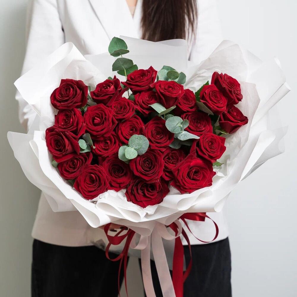Роскошный букет из 25 красных роз с эвкалиптом – королевский подарок  Чаплыгин Липецкая область